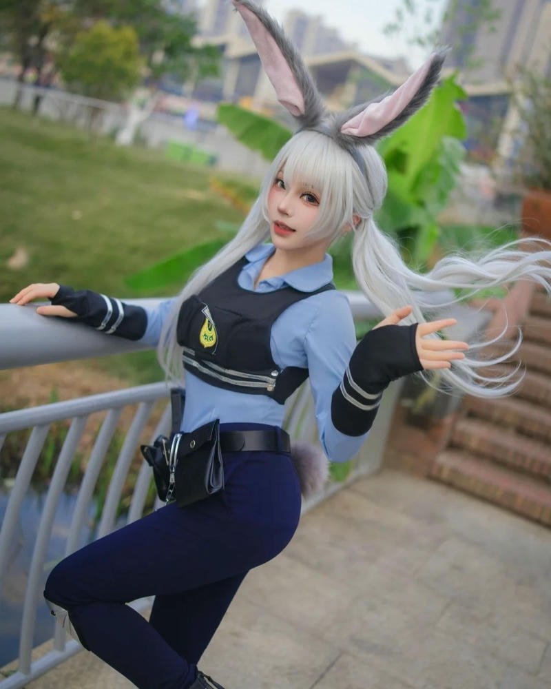 Phong thái cảnh sát cosplay thể hiện vẻ đẹp sắc nét riêng