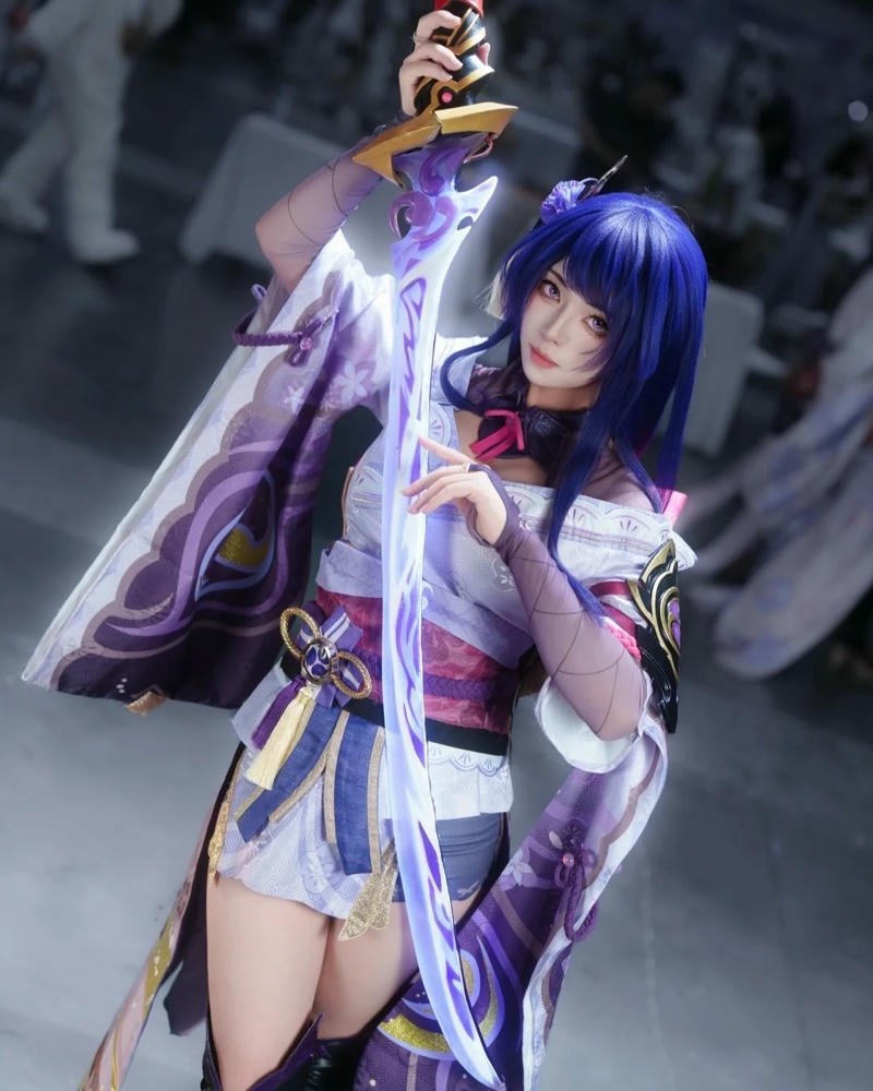 Raiden cosplay thể hiện nét lạnh lùng qua ánh nhìn sâu