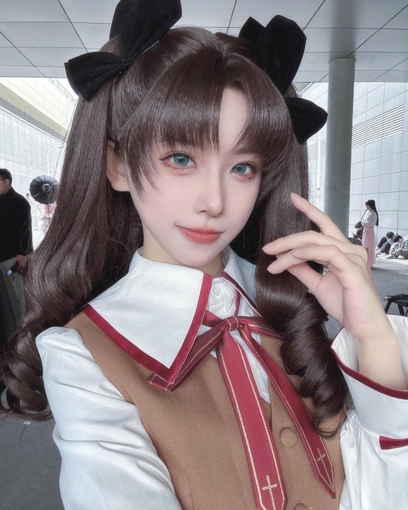 Rin Tohsaka cosplay mang thần thái tự tin ánh nhìn sắc nét