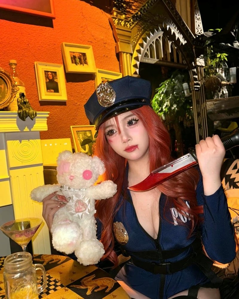 Tạo dáng cảnh sát cosplay thể hiện cá tính rõ ràng riêng