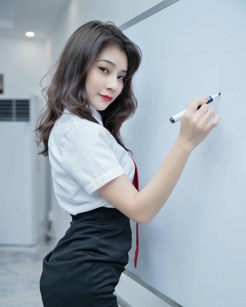 Tạo hình thư ký cosplay thần thái chuyên nghiệp ấn tượng