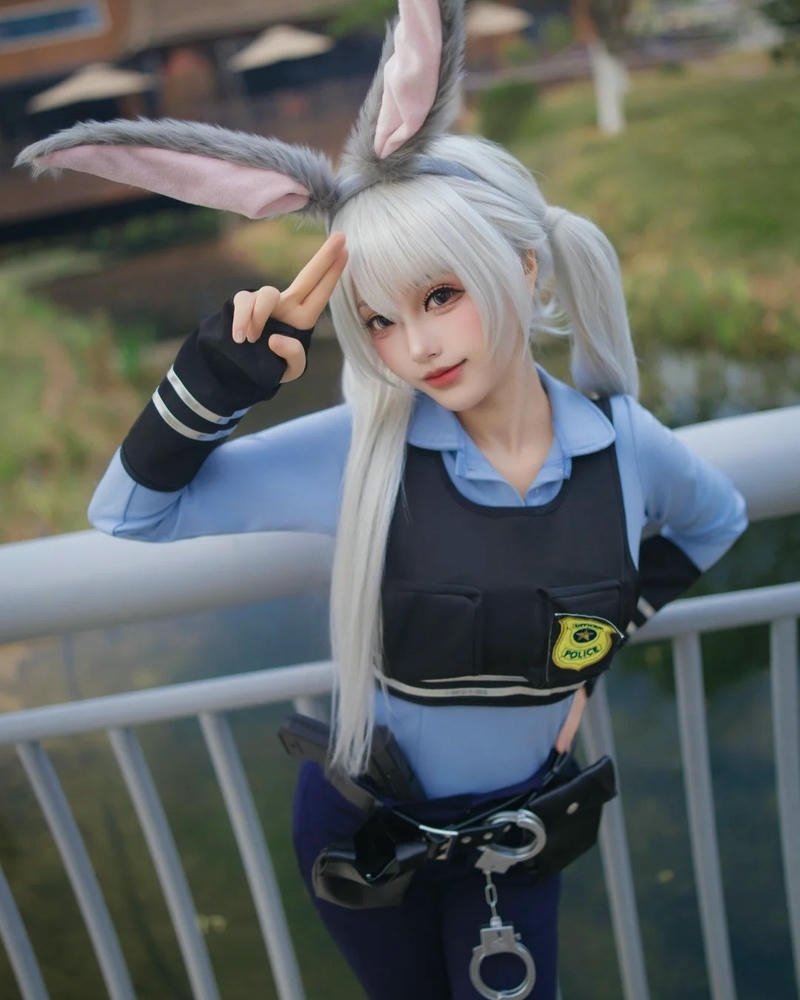 Trang phục hóa thân cảnh sát nổi bật với thần thái cuốn hút