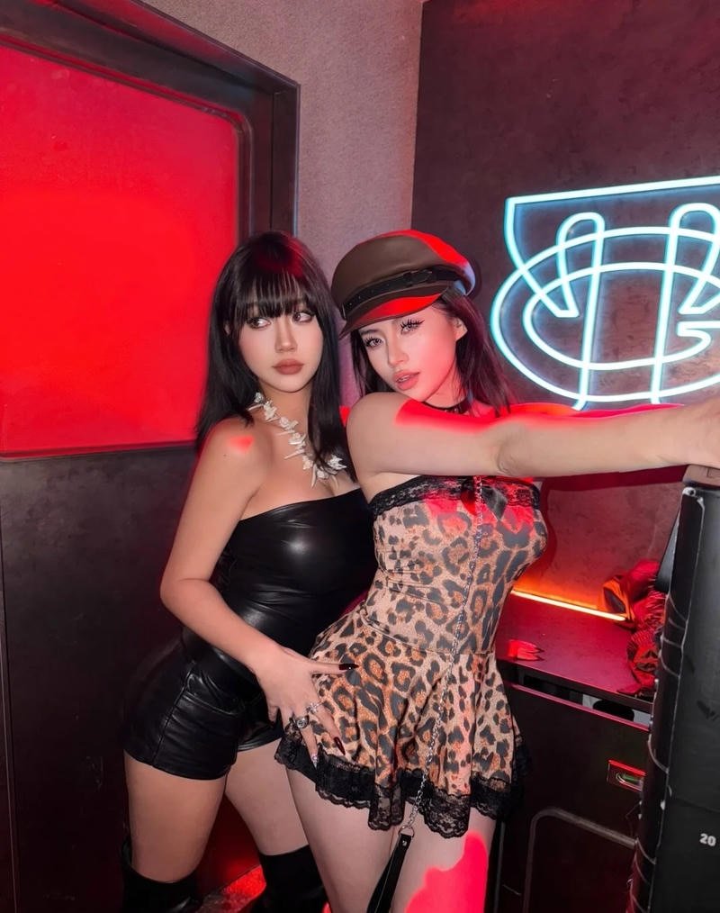 Vibe club với ánh sáng mạnh và âm nhạc sôi động