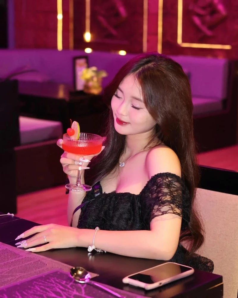Ảnh Bình An TikTok mặc bikini không gian quán bar