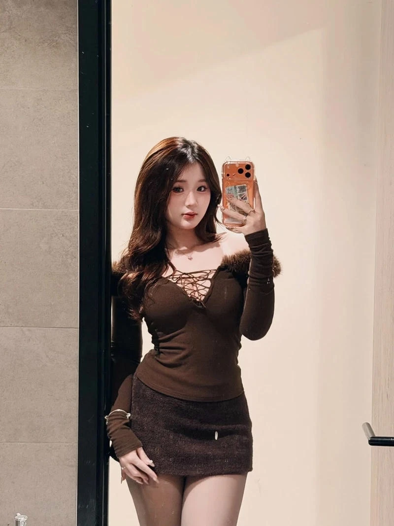Ảnh Bình An TikTok mặc bikini phong cách hiện đại hợp hình nền điện thoại