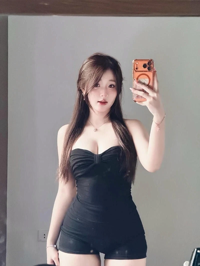 Ảnh Bình An TikTok mặc bikini pose dáng uyển chuyển nổi bật