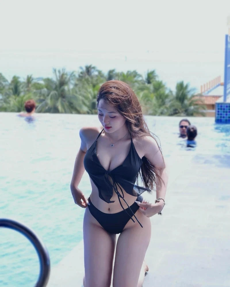 Ảnh Bình An TikTok mặc bikini trong khung cảnh biển xanh thư giãn