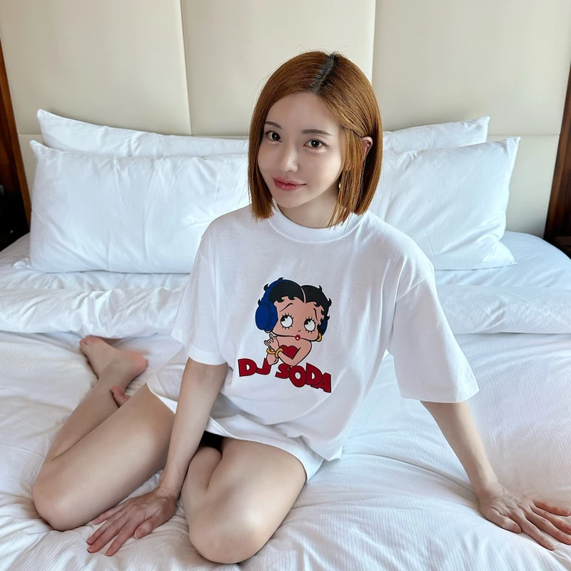Ảnh DJ Soda bikini nổi bật tại bãi biển mùa hè