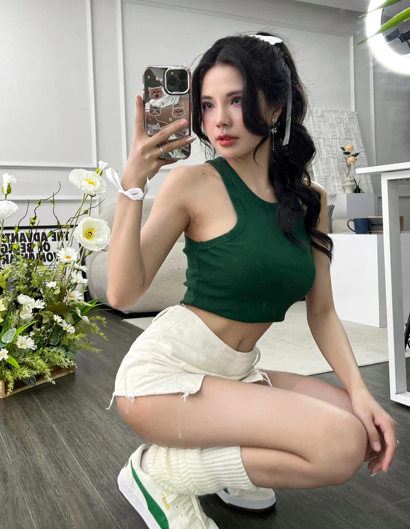 Ảnh Mai Dora tạo dáng cuốn hút trong bộ bikini hai mảnh