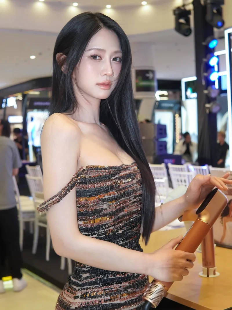 Ảnh bikini lê bống bên bãi biển với vẻ đẹp nóng bỏng