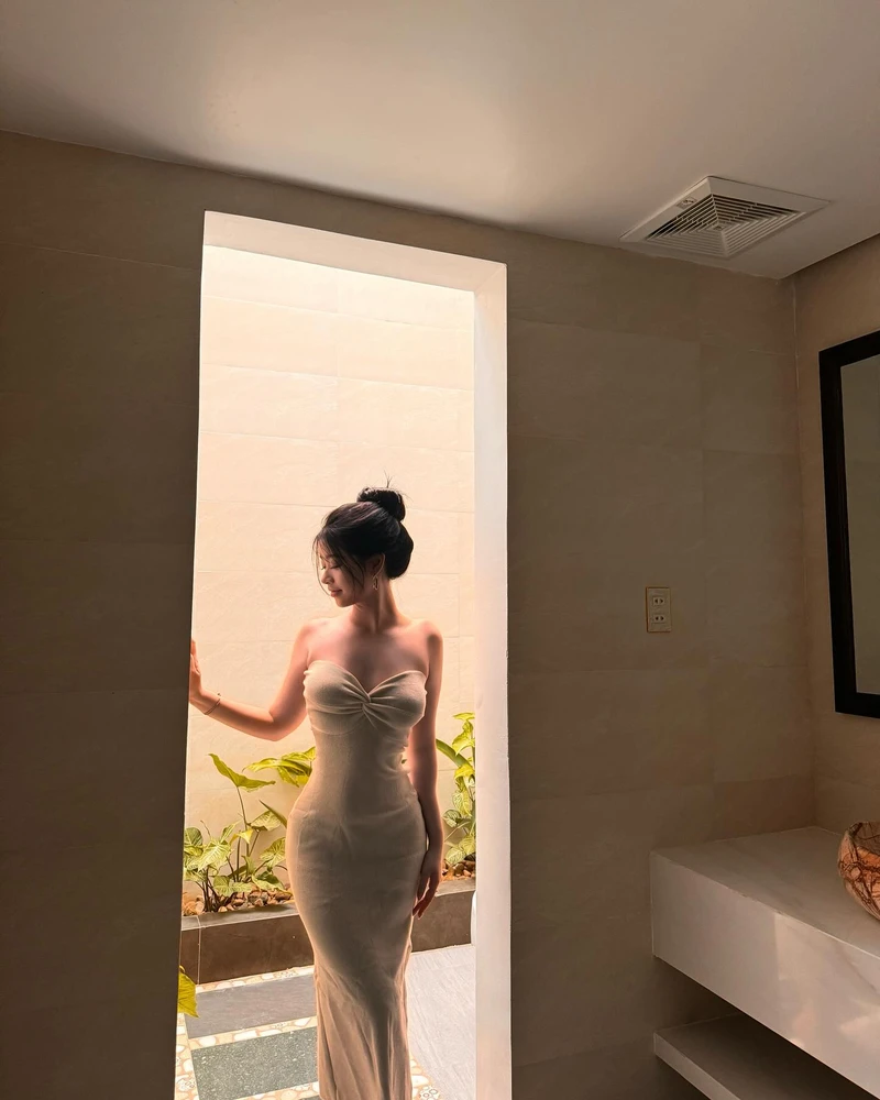 Ảnh gái xinh TikTok mặc bikini dưới nắng biển rực rỡ tự nhiên