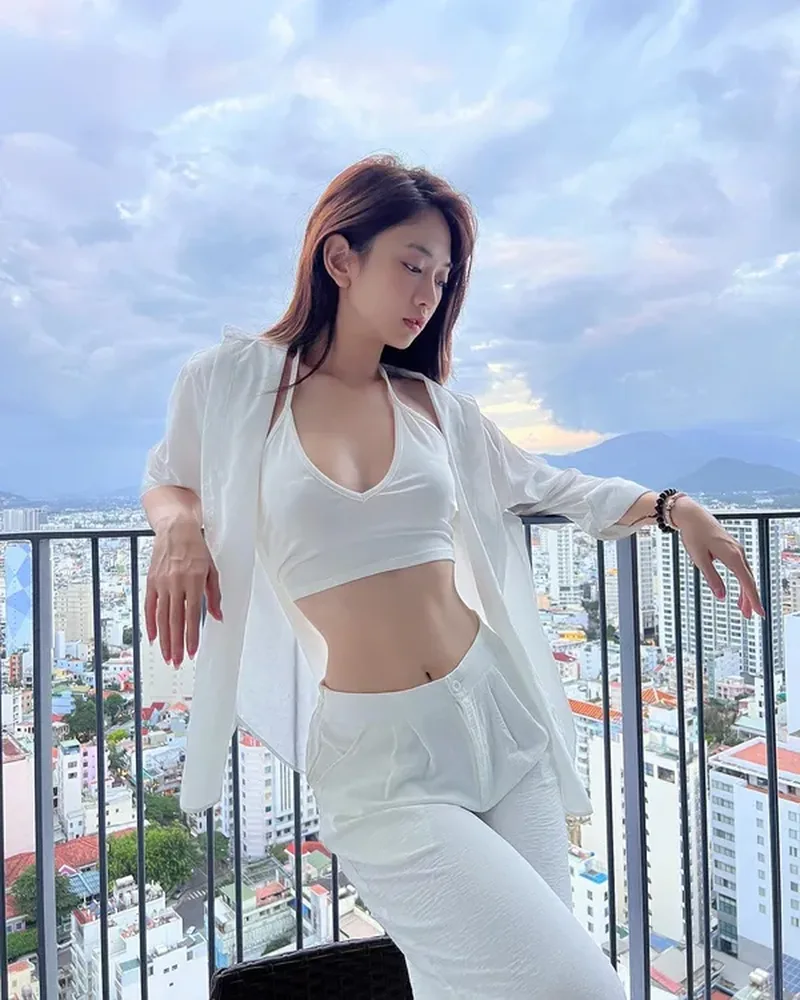 Ảnh nóng bỏng Lê Bống với set áo tắm mảnh khoe eo thon