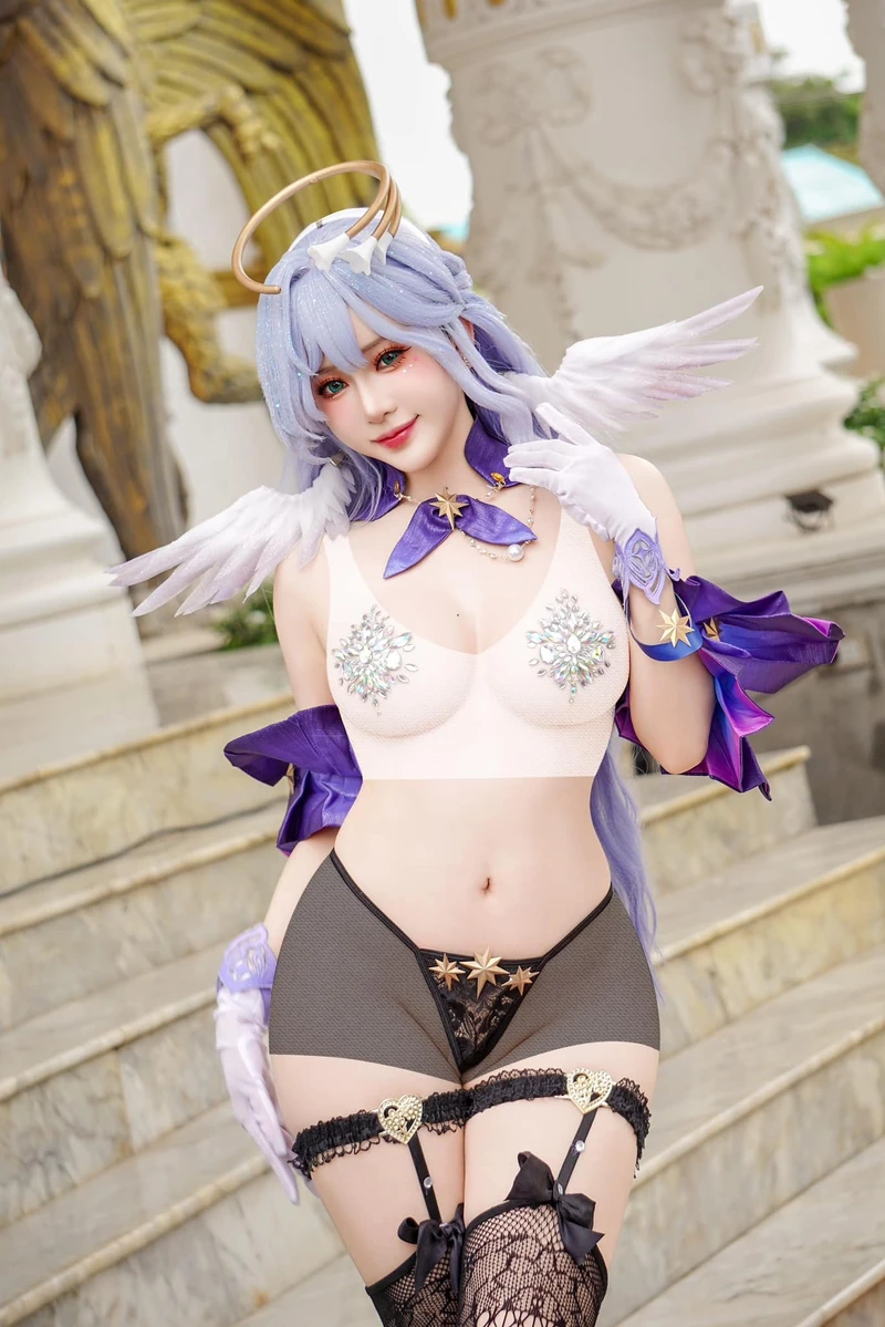 Ánh sáng tự nhiên làm nổi bật làn da trong Tiny Asa bikini