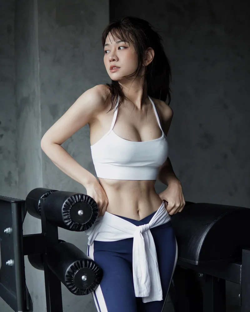 Body mướt mát và căng mọng của Lê Bống mặc bikini