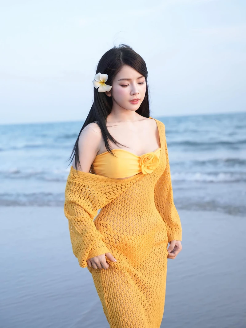 DJ Mie bikini dưới ánh nắng tạo cảm giác quyến rũ