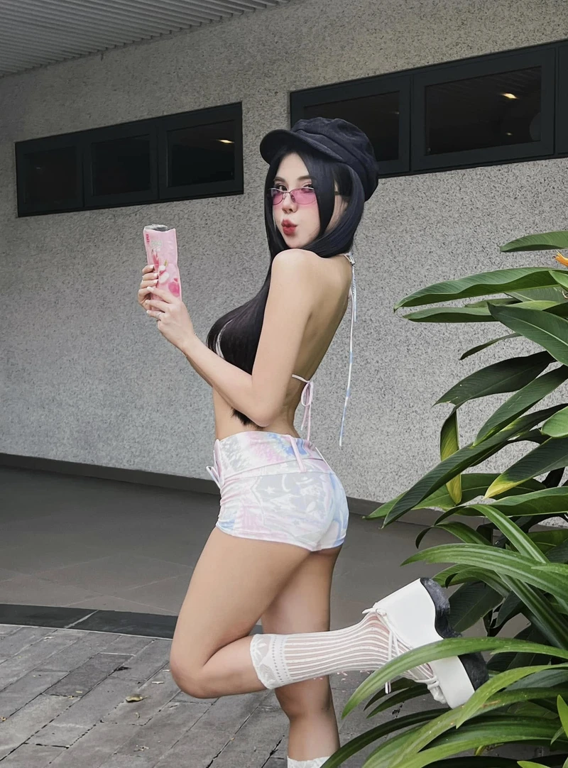 Dáng người chữ S quyến rũ của Mai Dora trong bikini