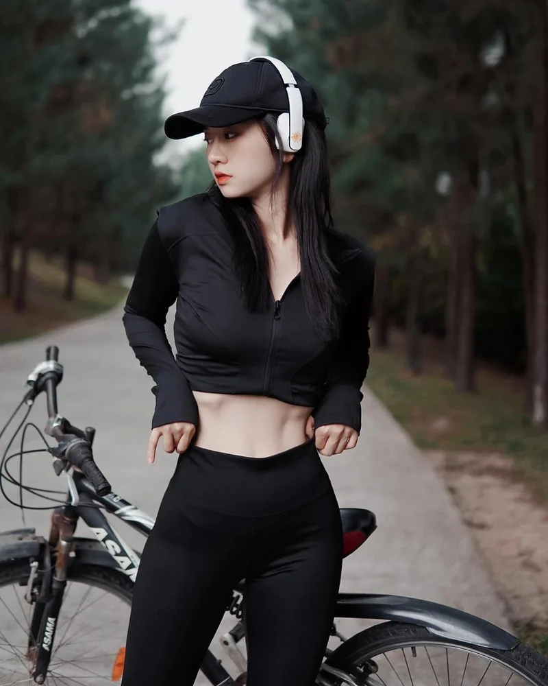 Diện mạo quyến rũ của Lê Bống khi mặc bộ đồ bơi