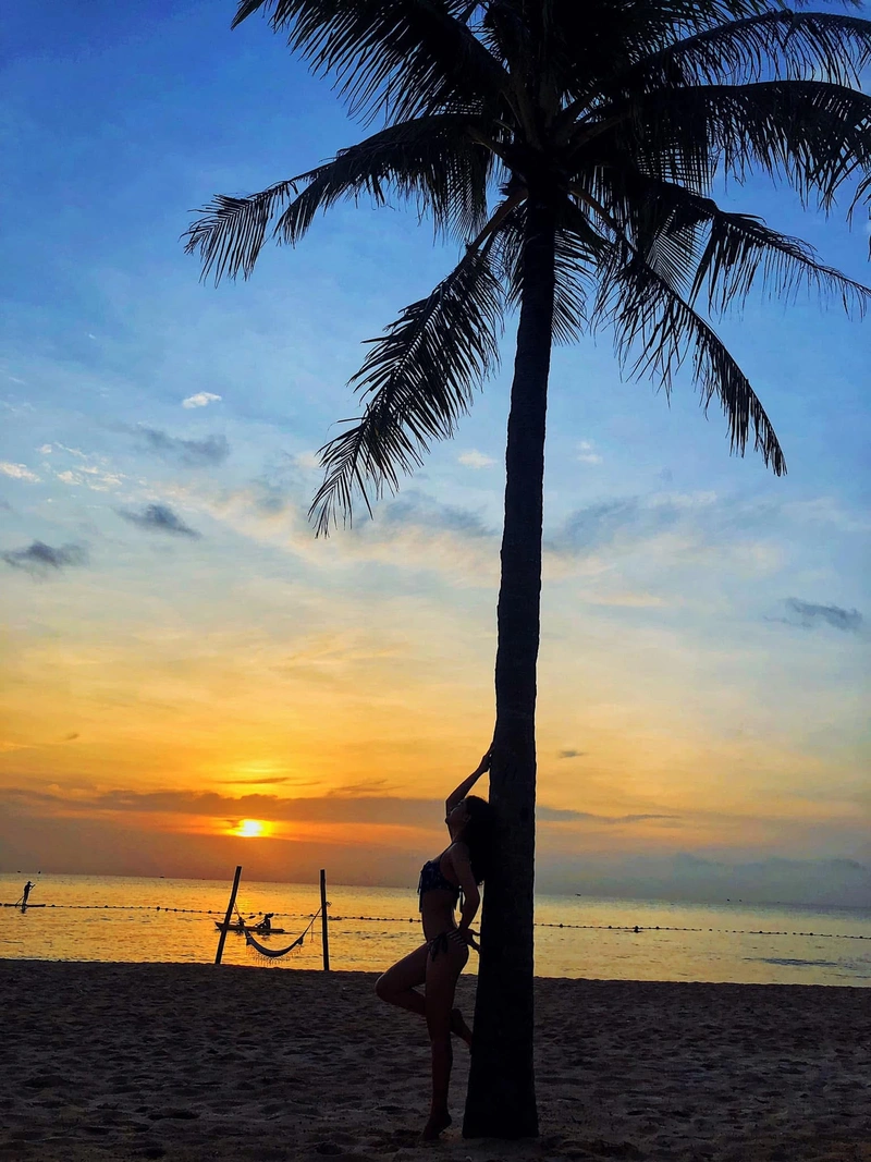 Diễn viên thiên an mặc bikini dưới hoàng hôn