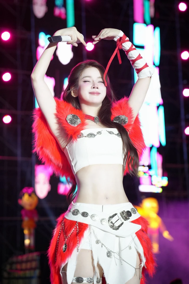 Đường nét cơ thể DJ Mie bikini hài hòa rất cuốn hút