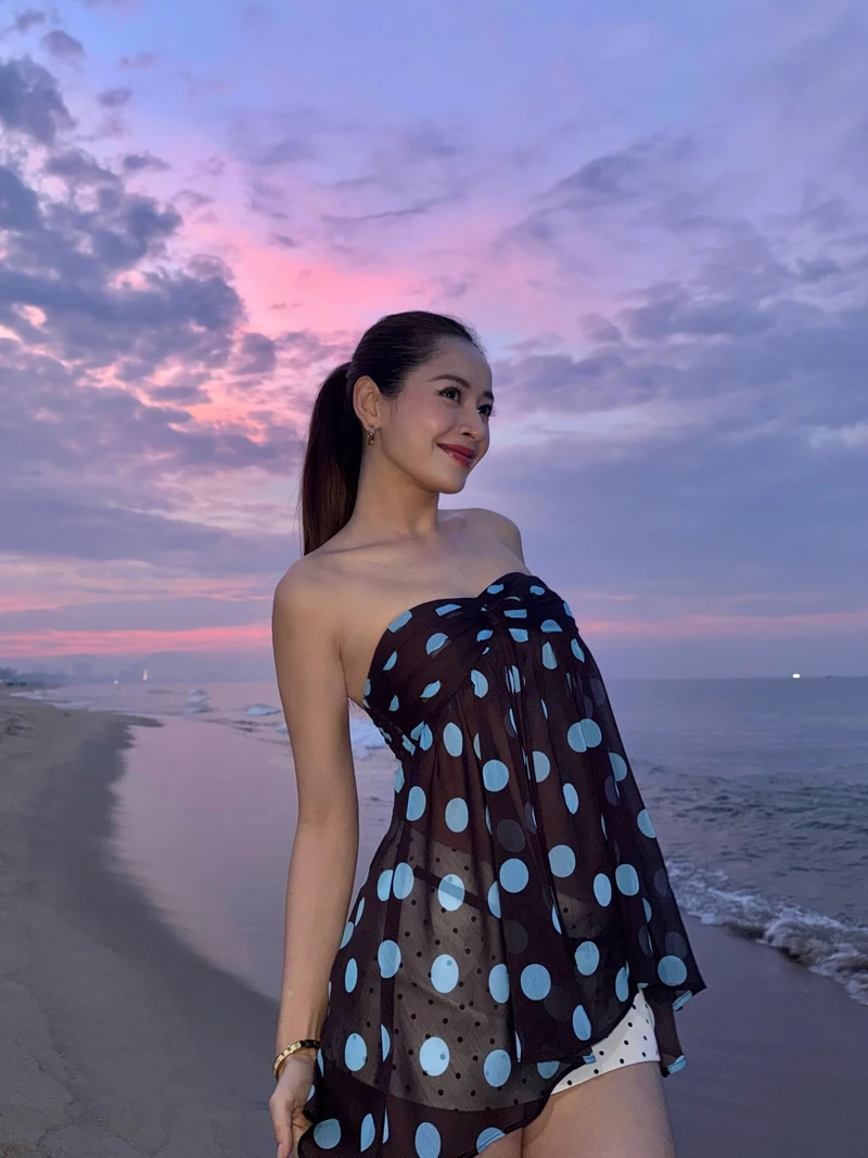 Gái xinh TikTok mặc bikini trong khung cảnh hồ bơi đầy cuốn hút