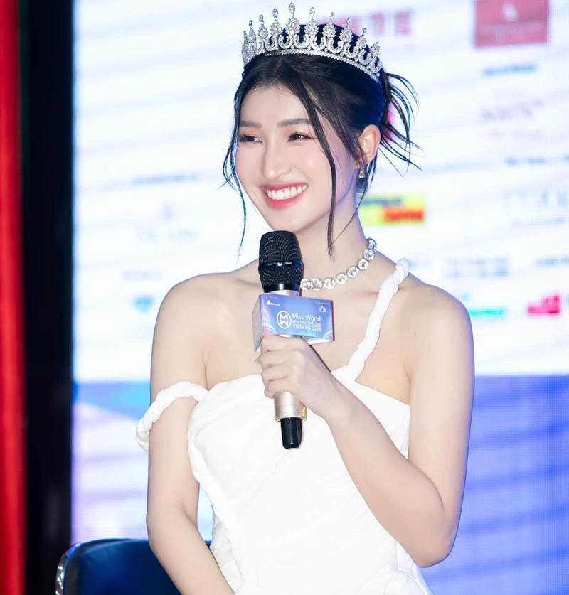 Góc chụp Phương Nhi bikini với thần thái tự nhiên đầy nổi bật