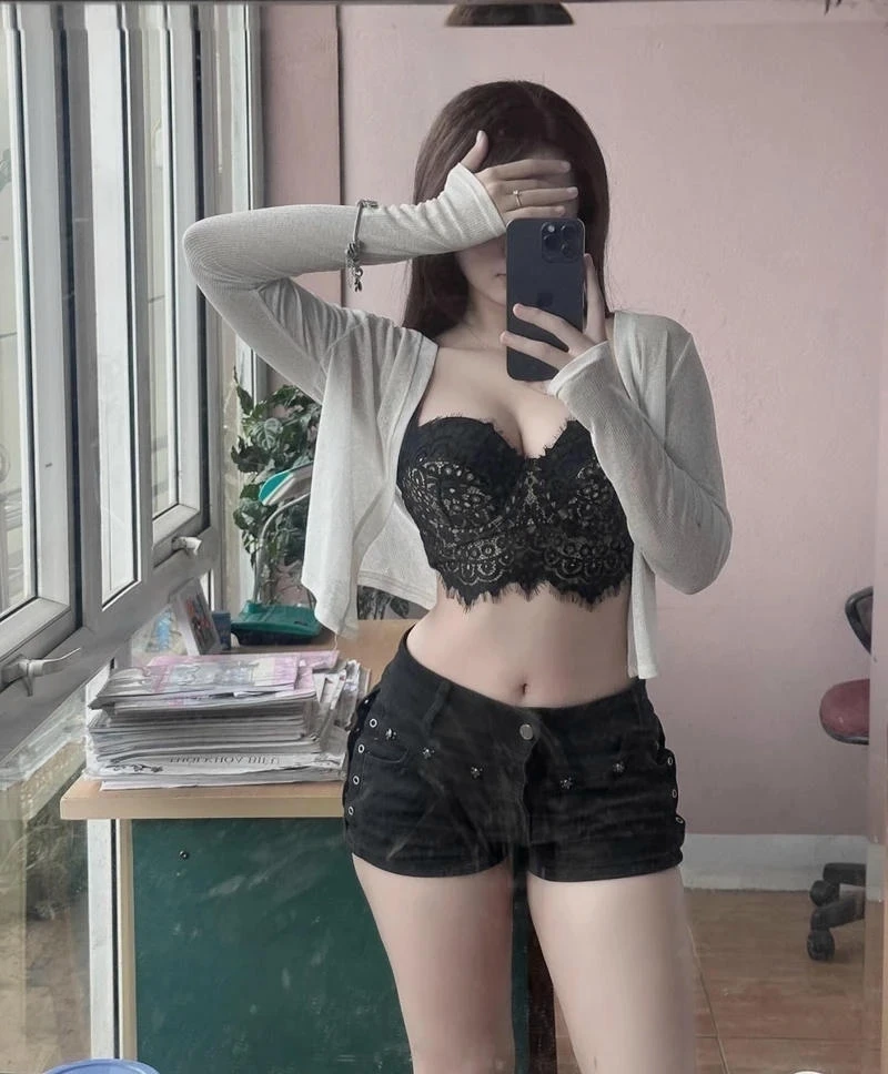 Gương mặt Bình An TikTok mặc bikini xinh xắn tạo điểm nhấn thu hút