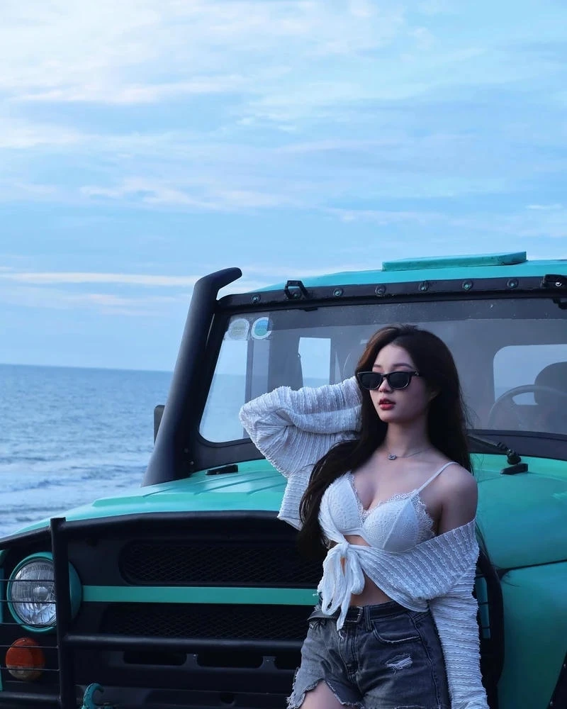 Hình ảnh Bình An TikTok mặc bikini biểu cảm nhẹ nhàng cuốn hút