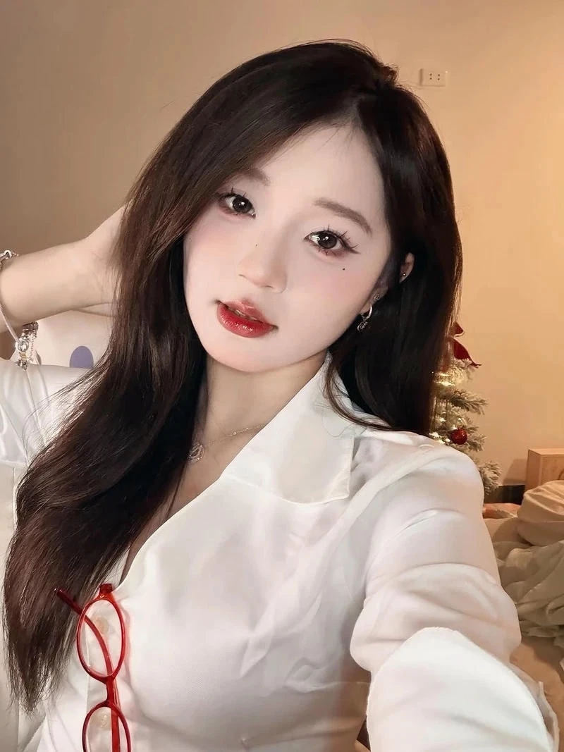 Hình ảnh Bình An TikTok mặc bikini outfit thời trang đầy cuốn hút