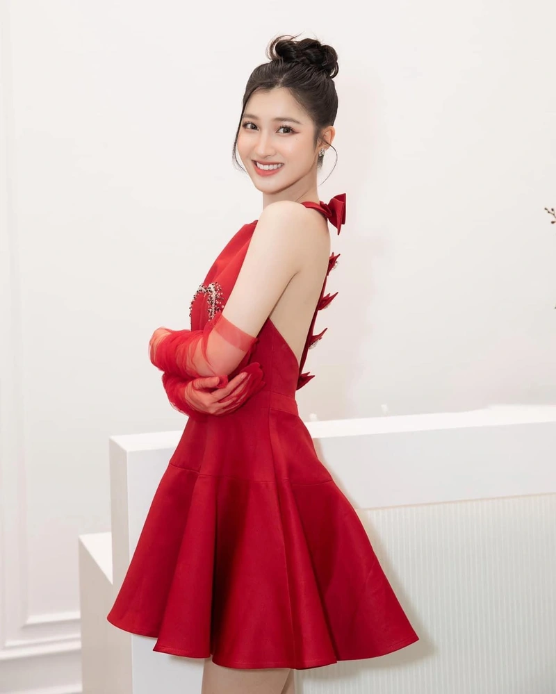Hình ảnh Phương Nhi bikini phù hợp làm hình nền điện thoại đẹp