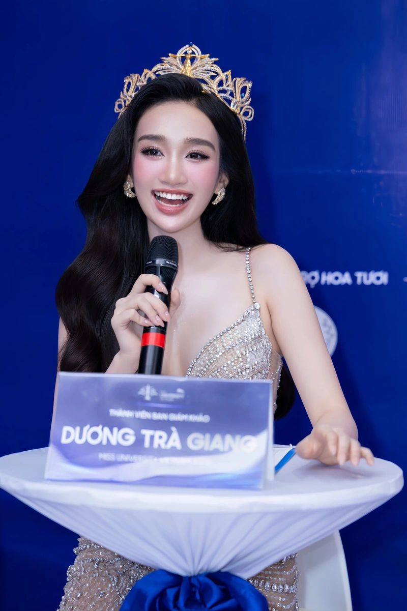 Hình ảnh Trà Giang mặc đồ bơi phù hợp xem và tải ảnh