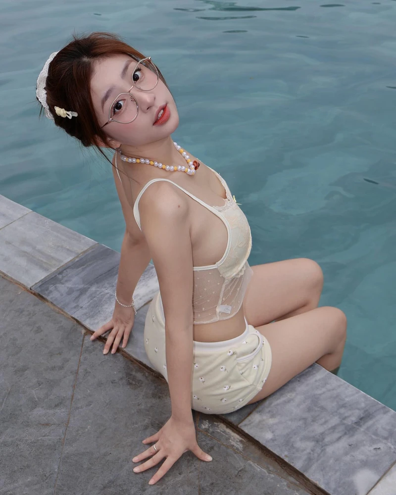 Hình ảnh gái xinh TikTok mặc bikini outfit thời trang nổi bật