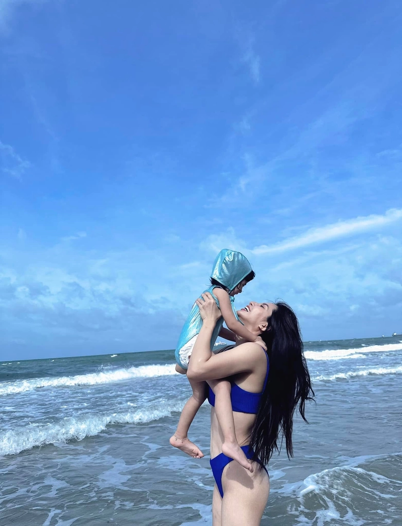 Hình thiên an mặc bikini bế em bé