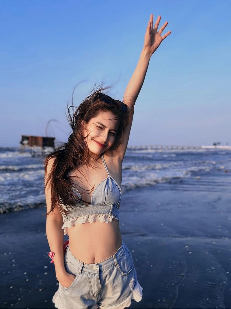 Hình thiên an mặc bikini cười xinh