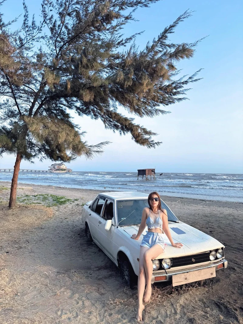 Hình thiên an mặc bikini tạo dáng cùng ô tô