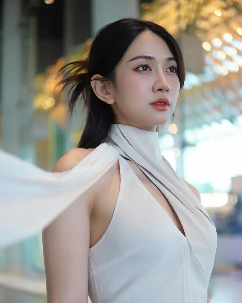 Hot girl Lê Bống diện bikini mỏng manh khoe da thịt