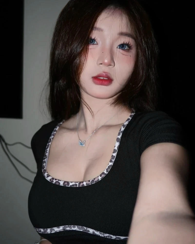 Khoảnh khắc Bình An TikTok mặc bikini dưới nắng mang vẻ đẹp tự nhiên