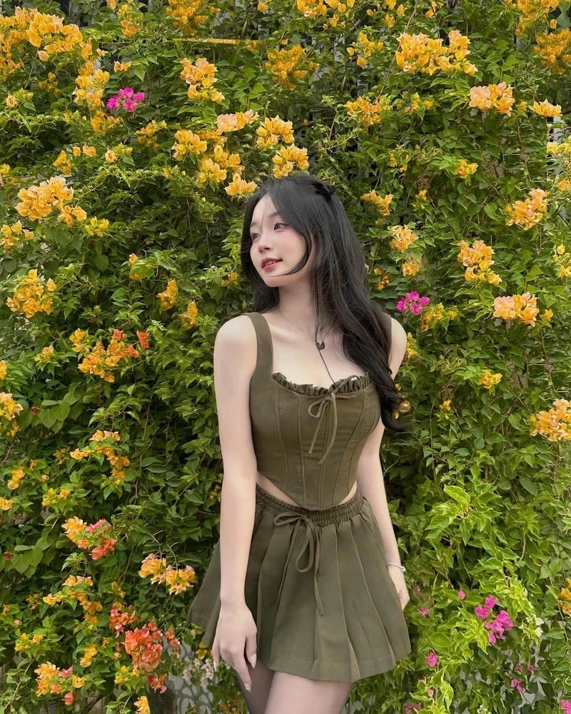 Không gian biển giúp Bình An TikTok mặc bikini thêm sinh động