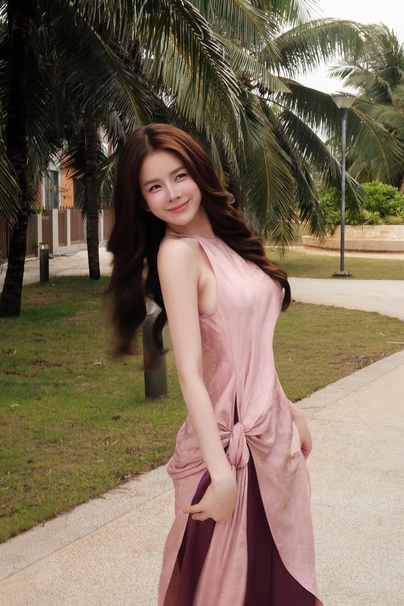 Không gian biển làm DJ Mie bikini thêm phần hấp dẫn