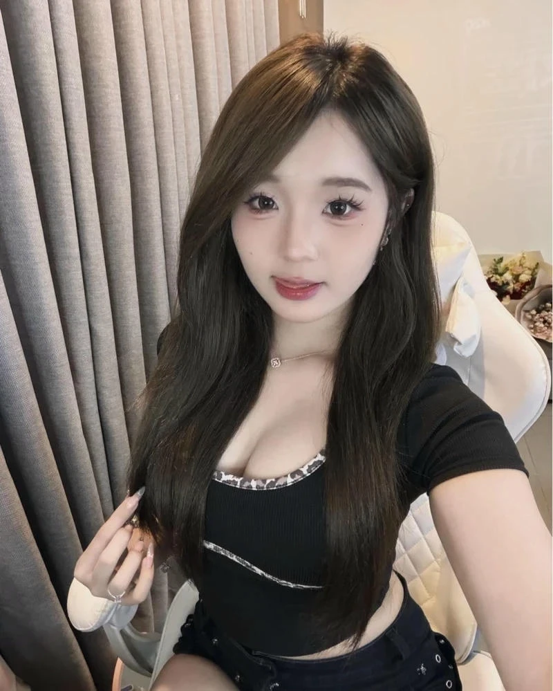 Không gian mùa hè rực rỡ ảnh Bình An TikTok bikini