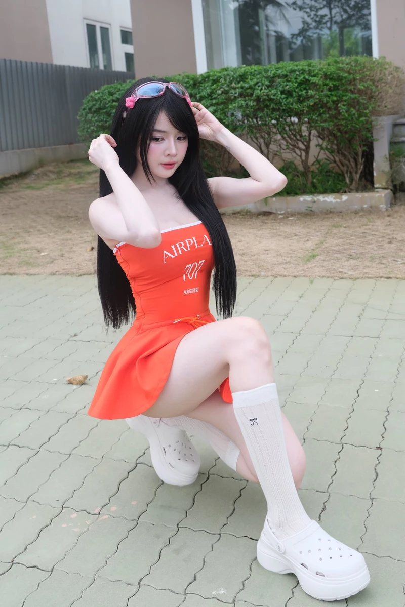 Khung hình ghi lại DJ Mie bikini trong khoảnh khắc ấn tượng