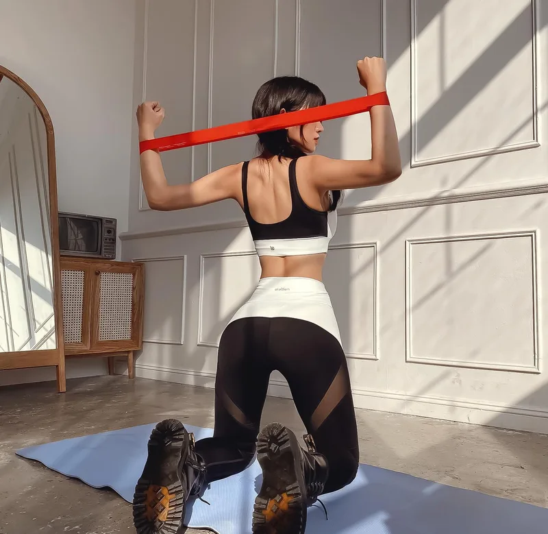 Lê Bống sexy tự tin phô diễn thân hình chữ S