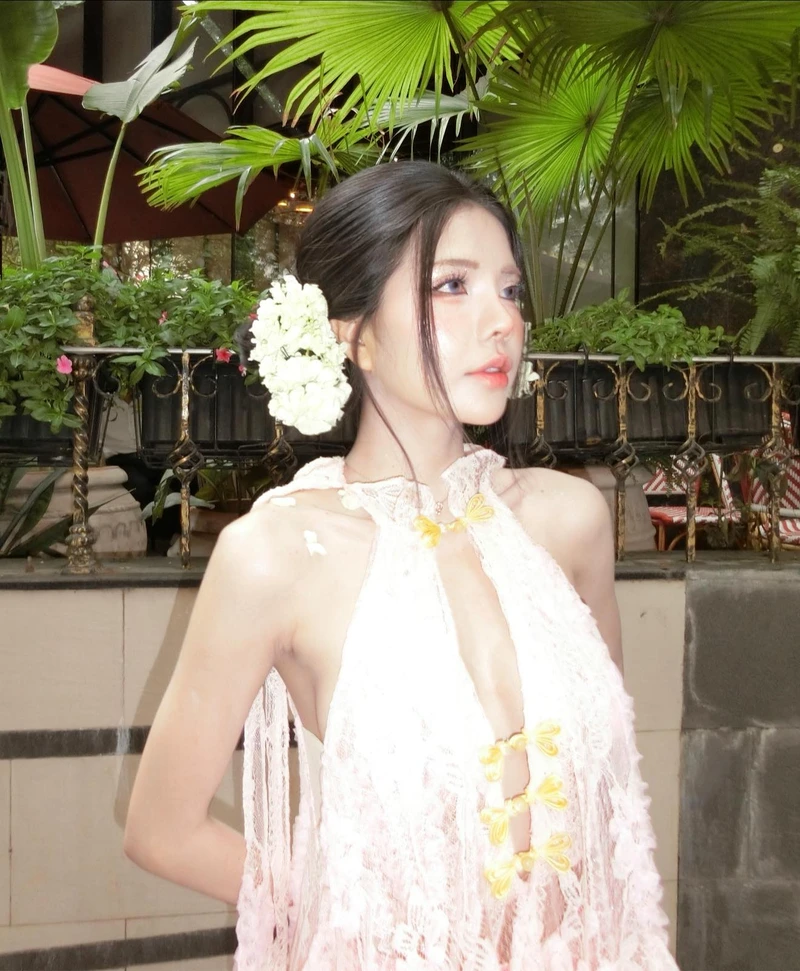 Mai Dora diện bikini hở khoe đường cong sexy