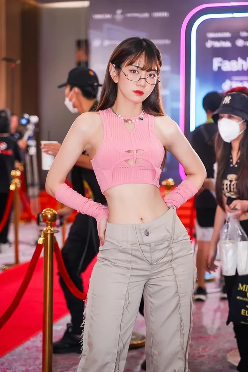 Nữ tiktoker xinh đẹp khoe hình thể gợi cảm trong đồ bơi
