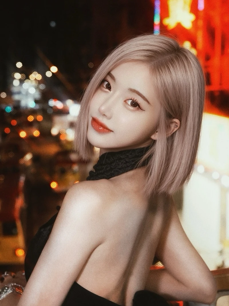 Phong cách bikini trẻ trung của DJ Soda ngoài trời mùa hè