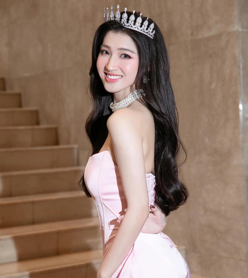 Phương Nhi bikini cùng vẻ ngoài nổi bật đầy nét nữ tính riêng