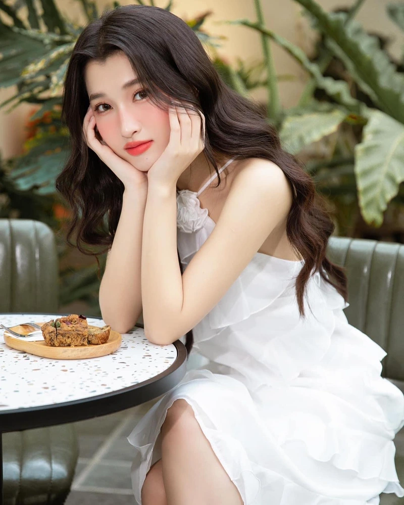 Phương Nhi đi biển bikini phù hợp lưu làm avatar điện thoại đẹp