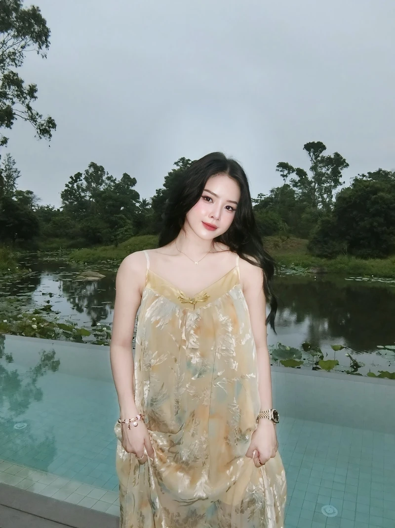 Tạo dáng của DJ Mie bikini linh hoạt mang nét tự nhiên