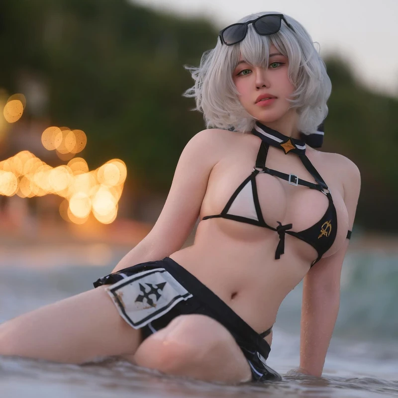 Tạo dáng linh hoạt giúp Ain Nguyễn bikini thêm phần sống động