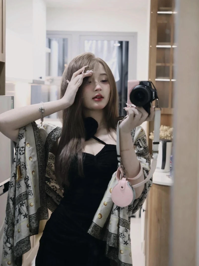 Thần thái Bình An TikTok mặc bikini giúp hình ảnh thêm nổi bật