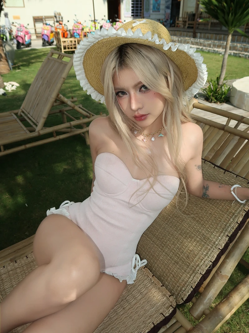 Trang phục biển gái xinh TikTok mặc bikini thêm phần hấp dẫn